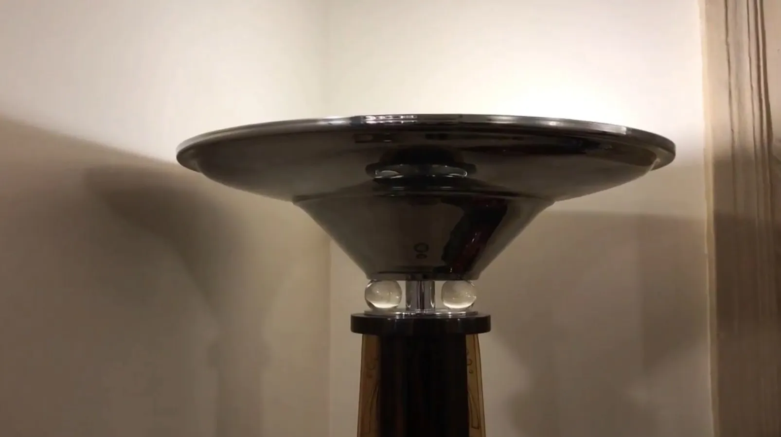 Deux lampadaires anciens avec un design élégant dans le salon