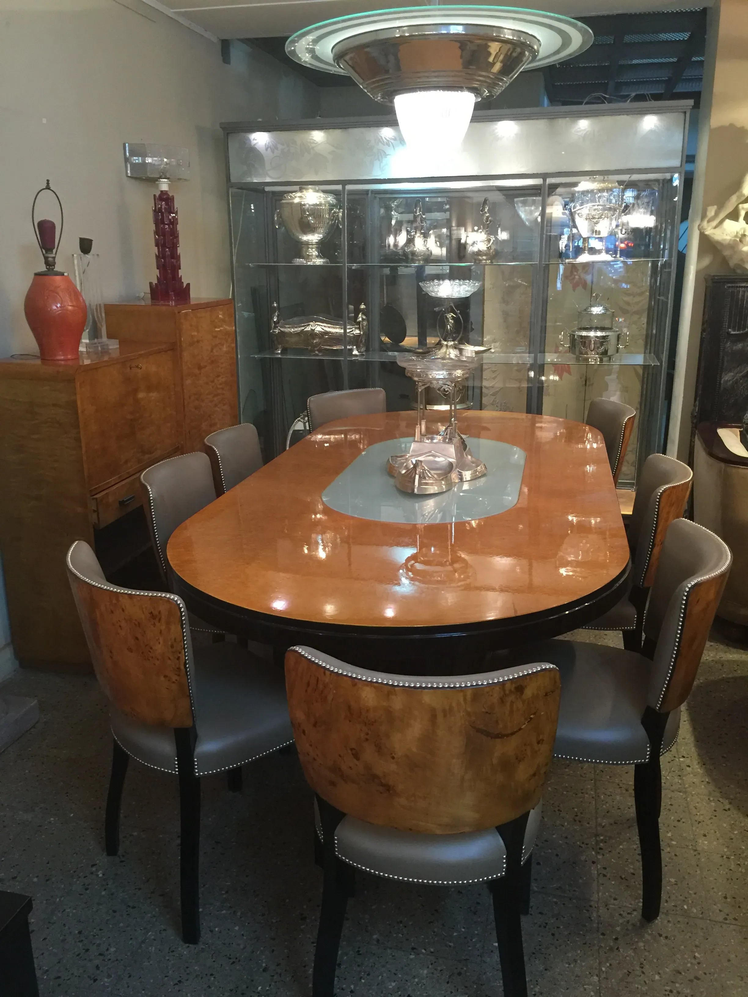 Antiker Esstisch im Art Deco-Stil für 10 Personen mit Licht, elegante Umgebung.