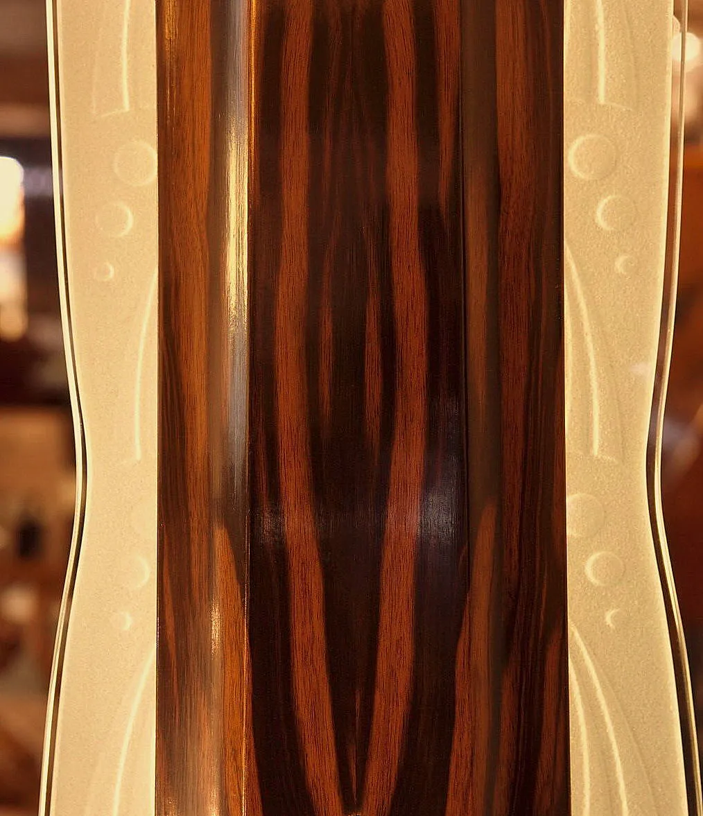 zwei antike Stehleuchten mit elegantem Design in einem gemütlichen Ambiente