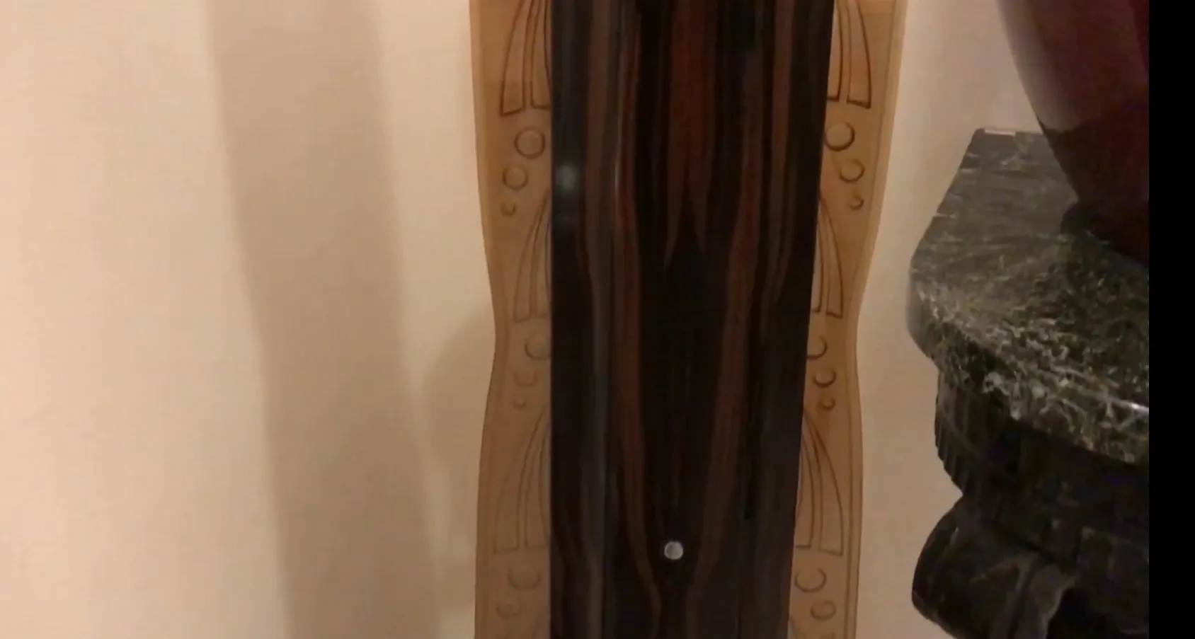 Lâmpadas de piso antigas com design decorativo em fundo neutro