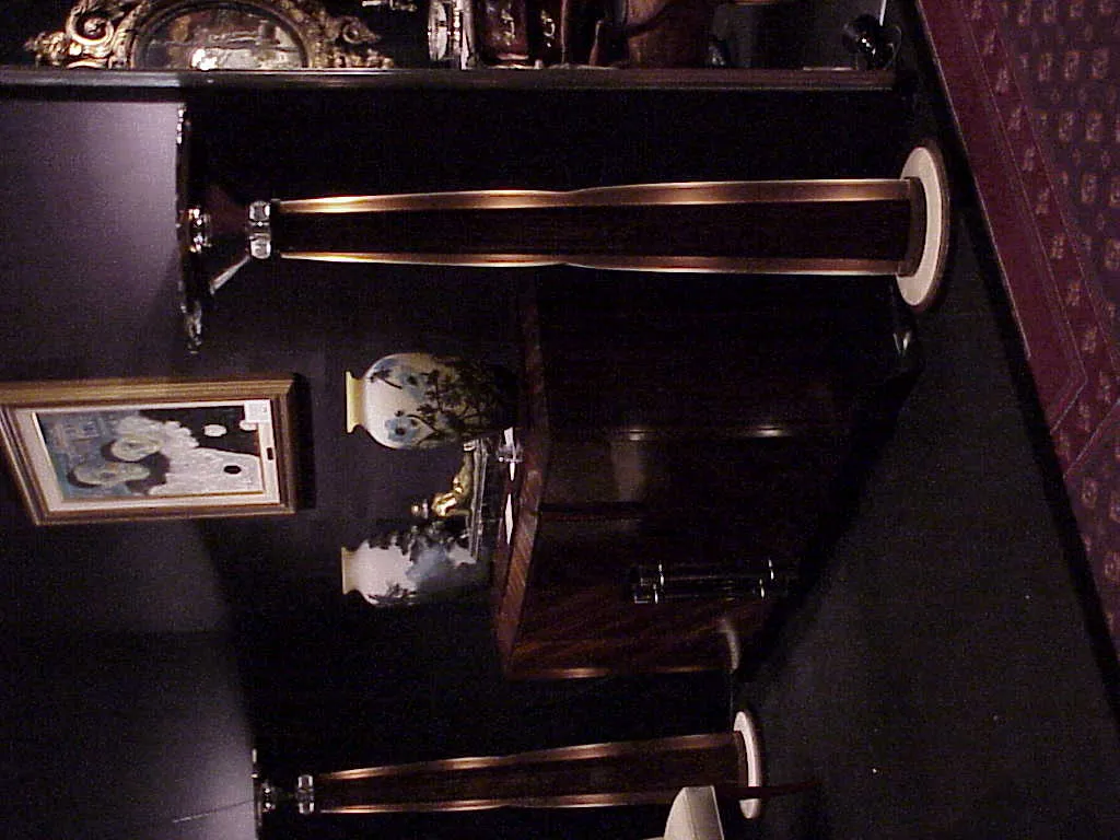 Deux lampadaires anciens au design élégant dans une pièce avec d'autres objets décoratifs.