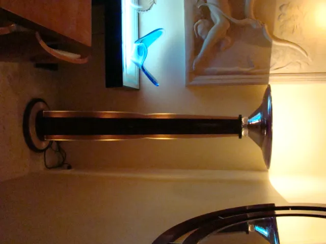 Duas lâmpadas de piso antigas com detalhes decorativos em um ambiente aconchegante