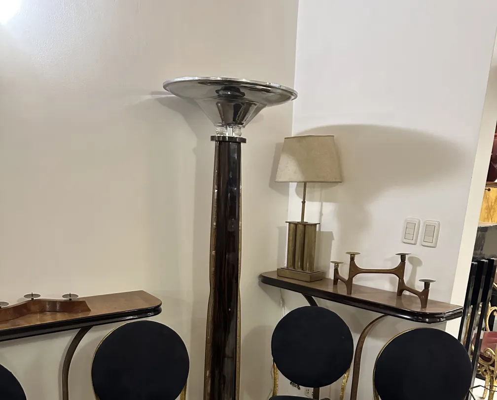 2 lampade da terra antiche con design classico in un ambiente elegante, accompagnate da altri mobili.