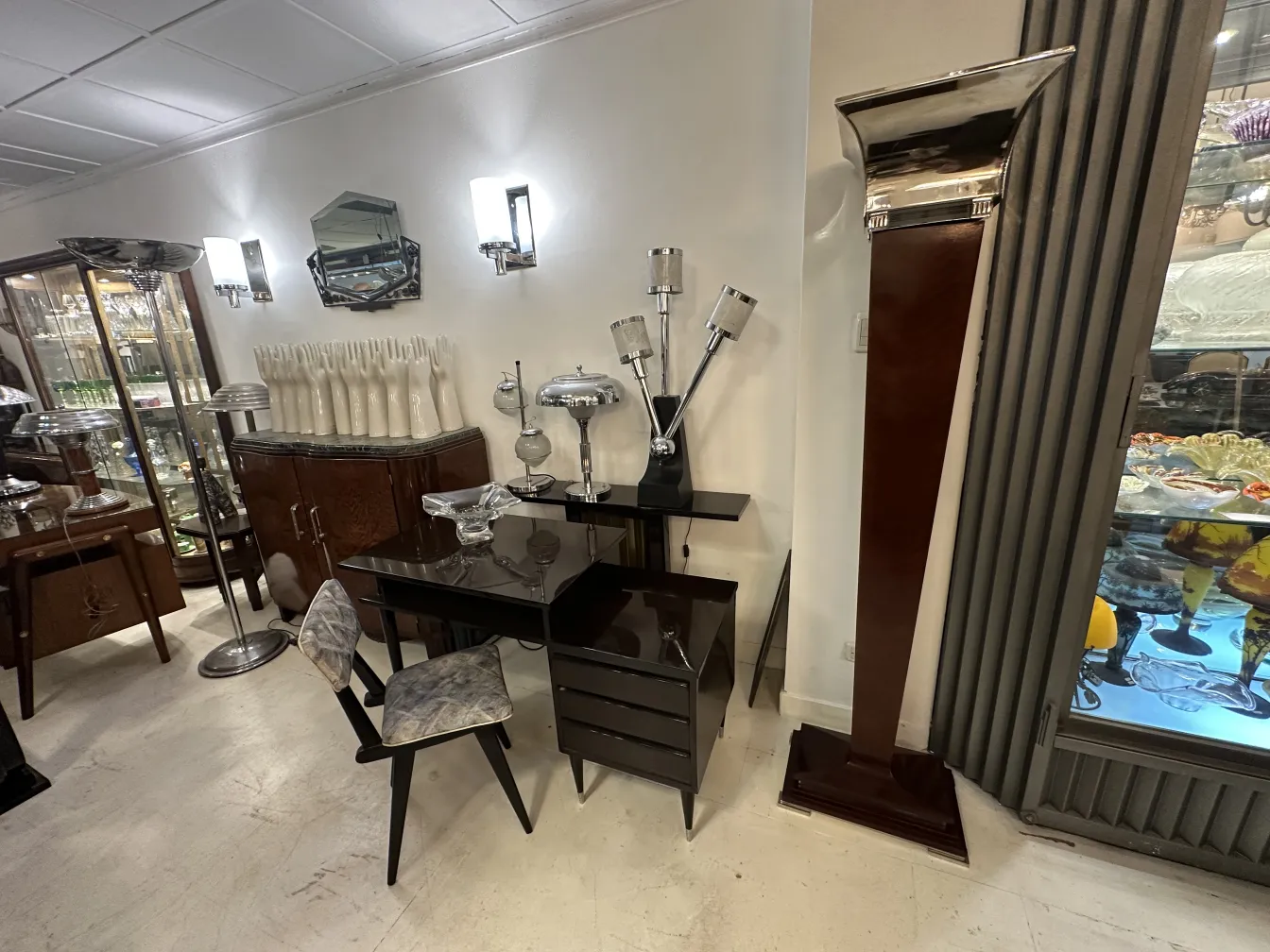 Duas lâmpadas de piso antigas com design elegante em uma loja de antiguidades.