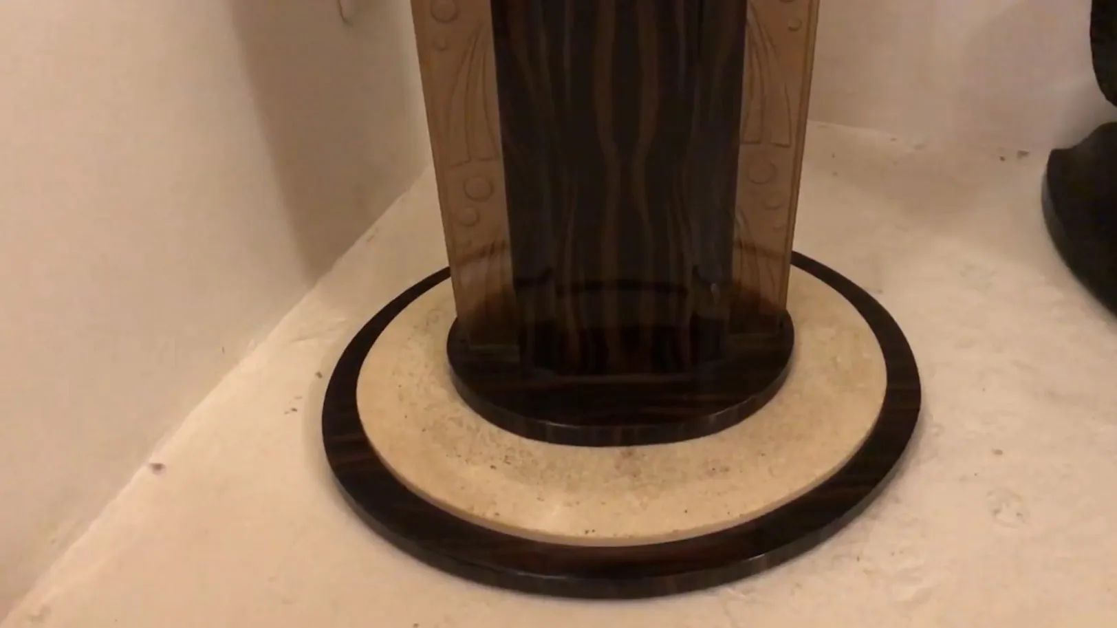 2 lampadas de piso antigas com base de design elegante, estilo simples e acolhedor.