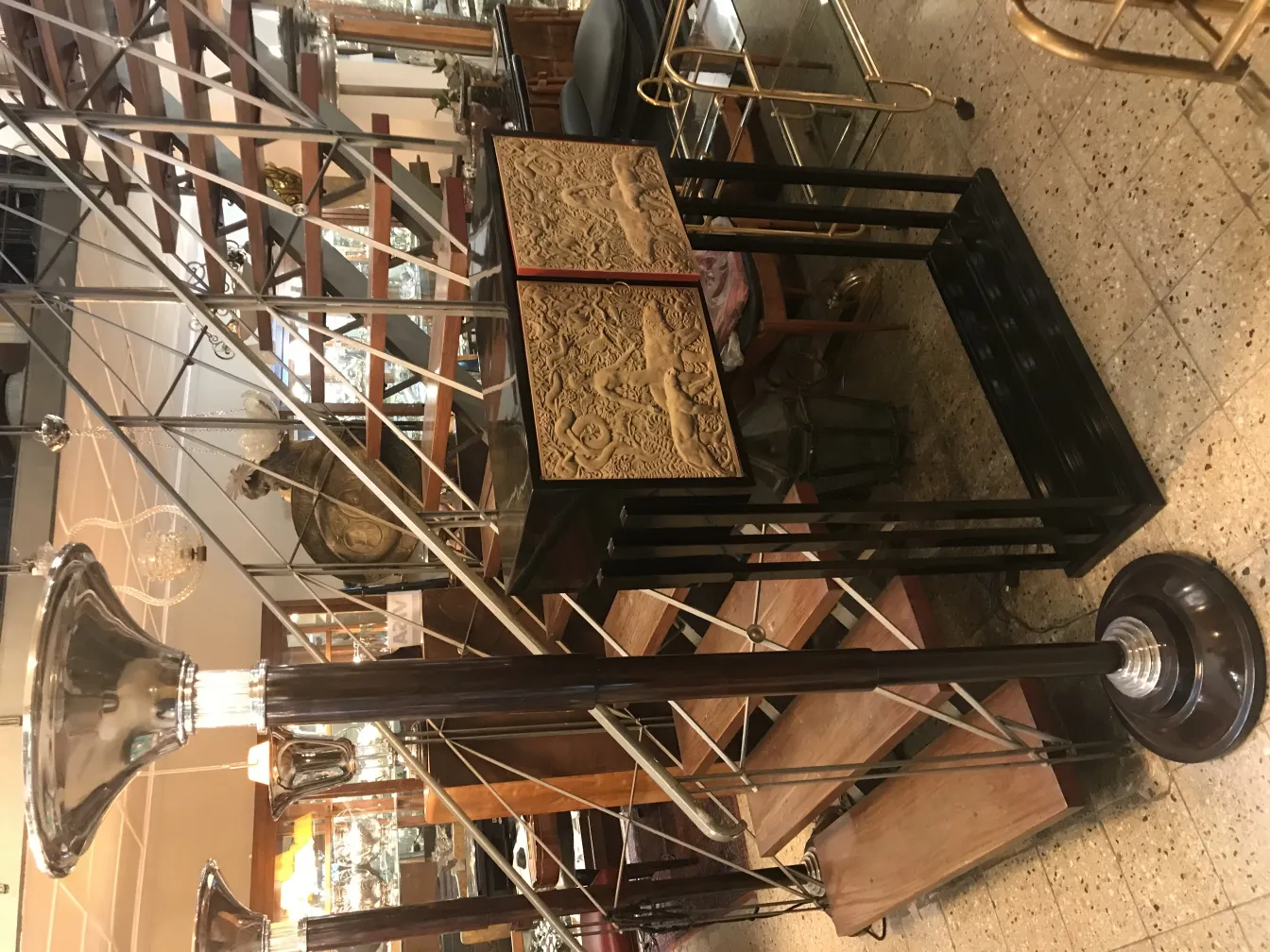 2 lampadaires anciens ornés de détails élégants dans un cadre chaleureux.