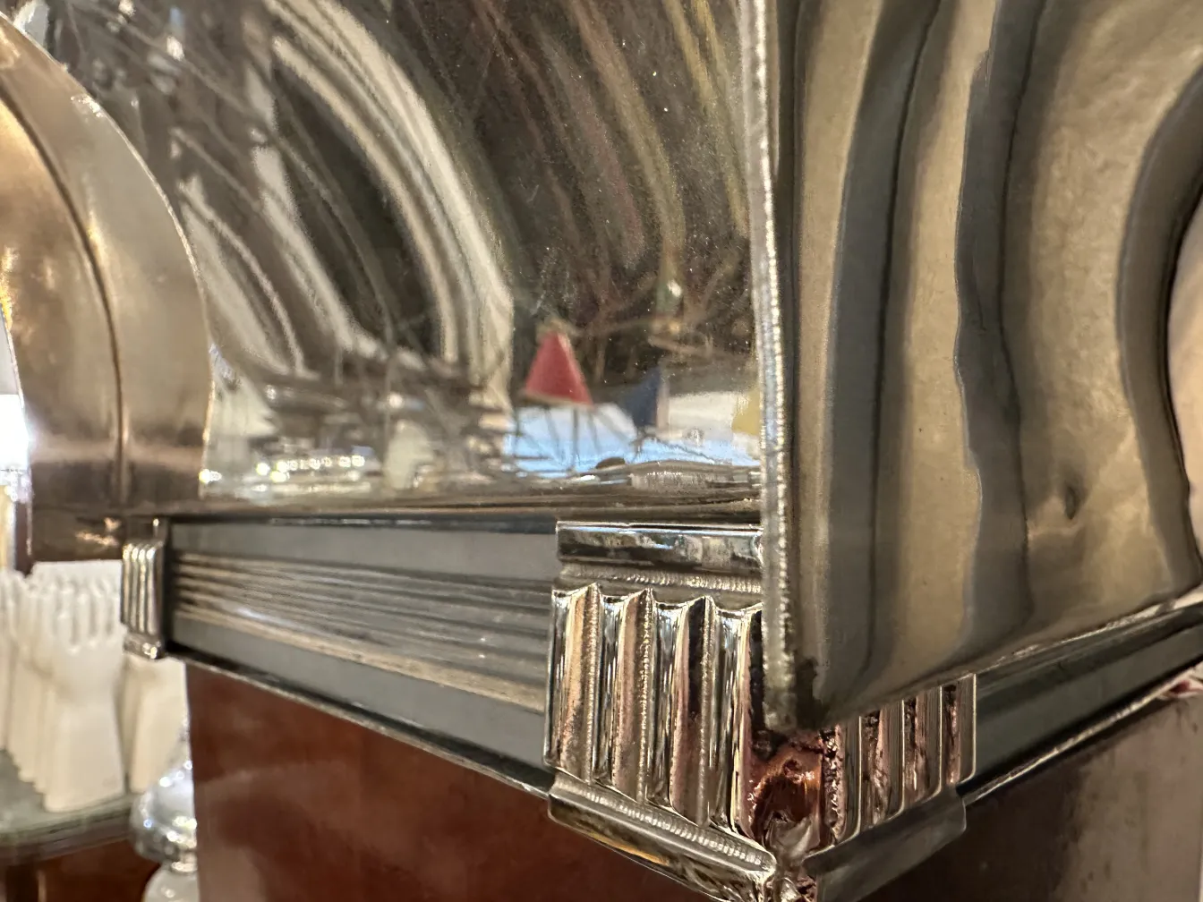 Due lampade da terra antiche con bordi decorativi in un ambiente elegante