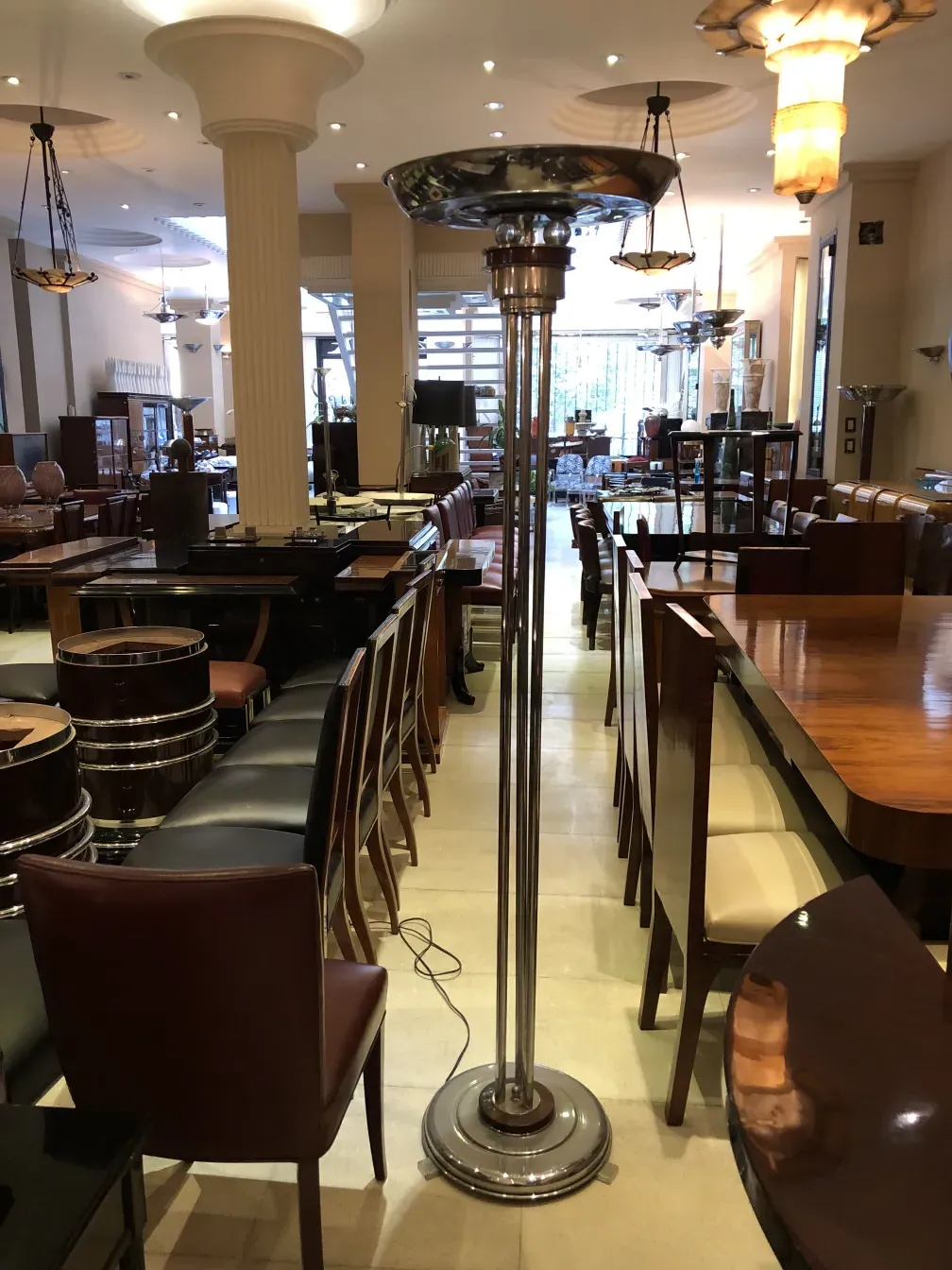 due lampade da terra antiche in un ambiente elegante