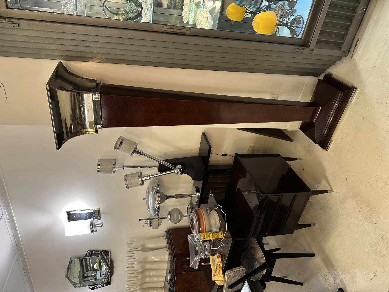 Duas lâmpadas de piso antigas em um ambiente elegante com móveis decorativos.