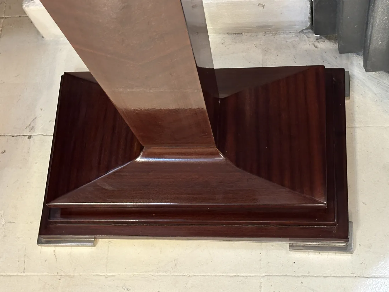 两盏古董落地灯与优雅的底座在房间环境中