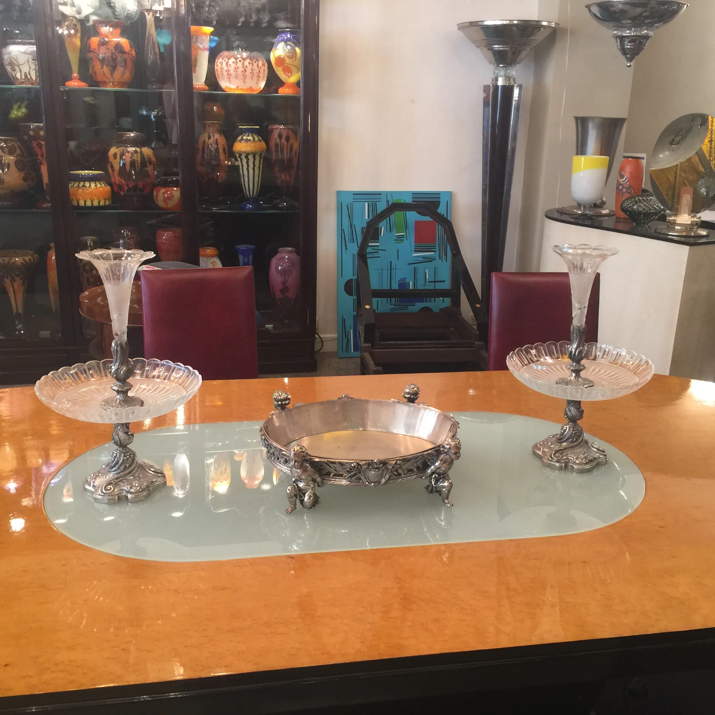 Table de dîner antique pour 10 personnes avec décorations art déco et accessoires