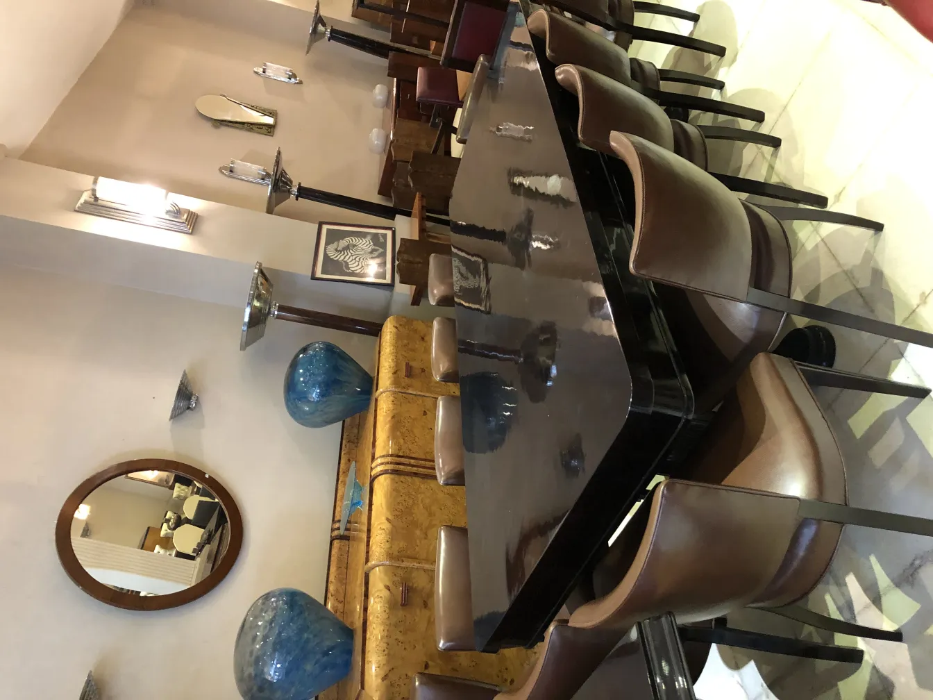 deux lampadaires anciens dans un cadre de salle à manger