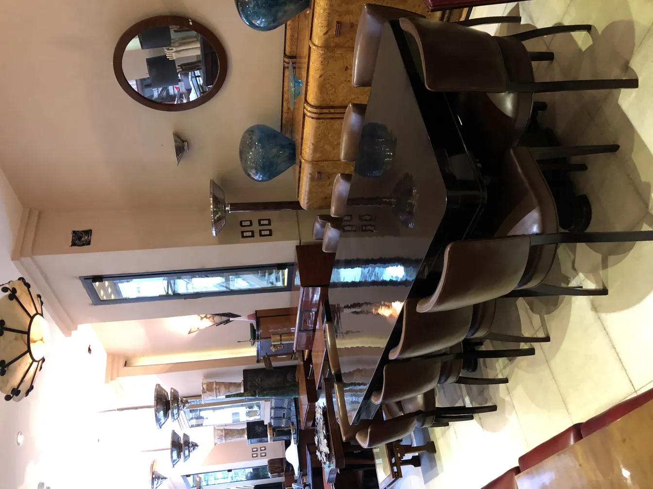 deux lampadaires anciens dans un espace moderne décoré