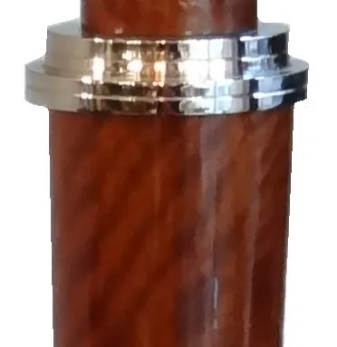 Близкий план двух антикварных торшеров с изысканным дизайном в уютной обстановке