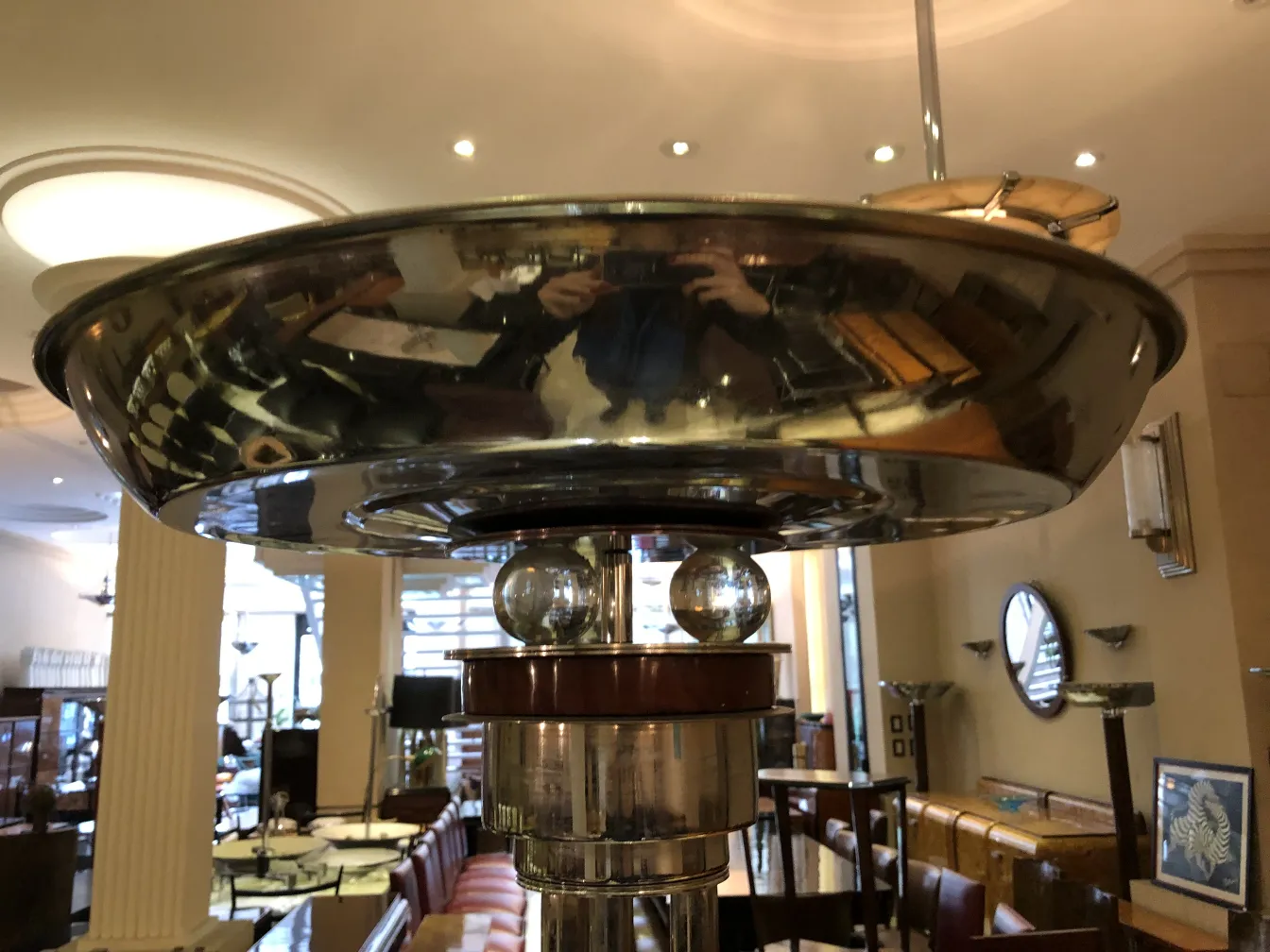 zwei antike Stehleuchten mit detaillierter Gestaltung in einer eleganten Umgebung