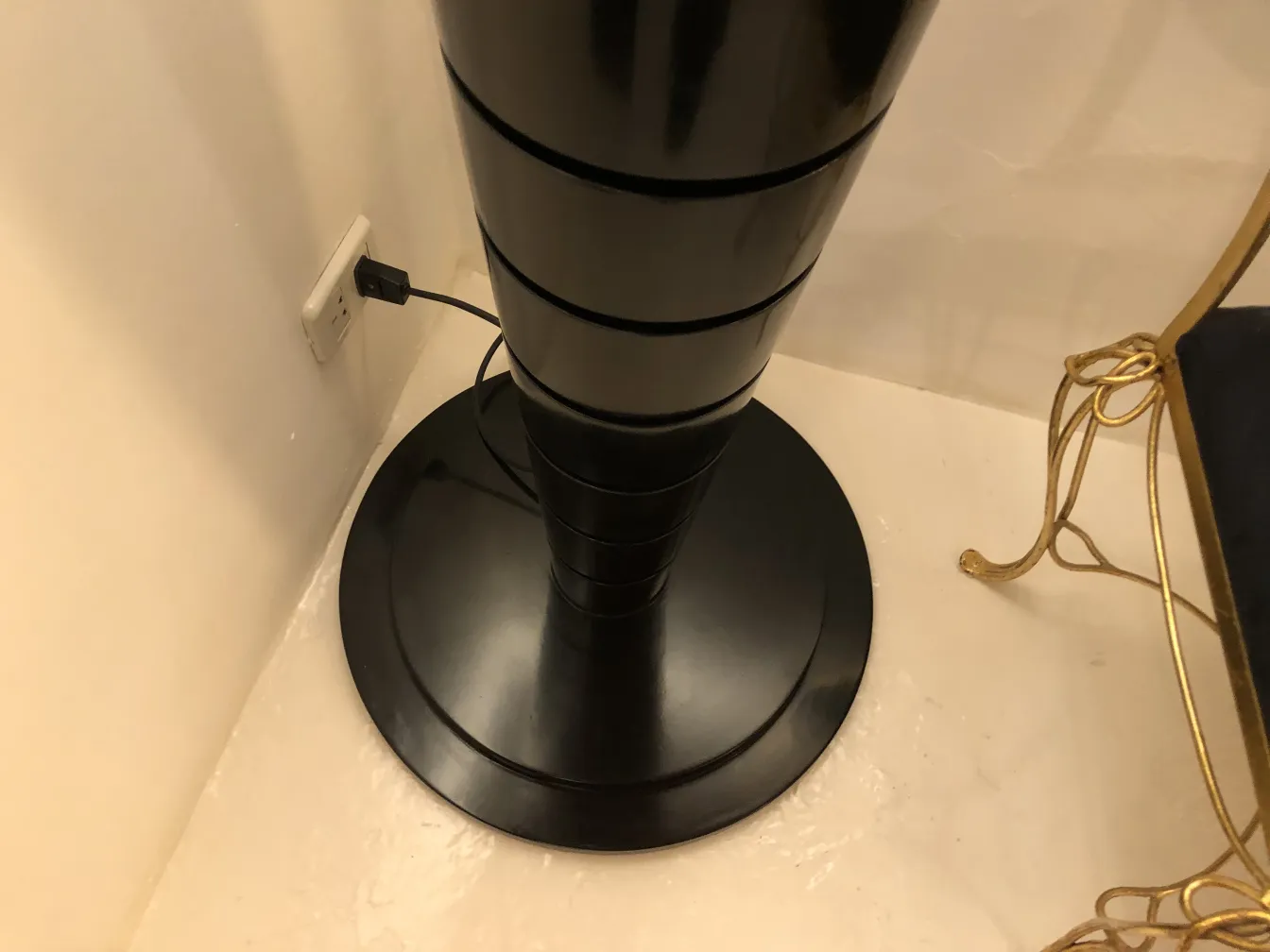 deux lampadaires anciens au design élégant, dans un cadre accueillant.