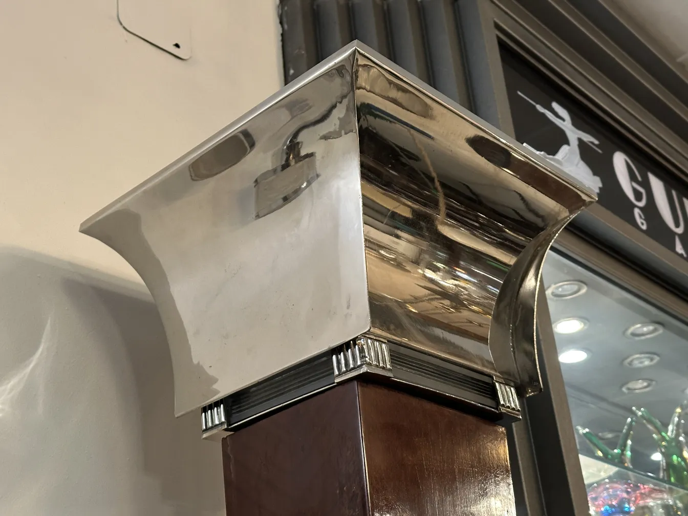 اثنتان من المصابيح الأرضية القديمة ذات اللمسة اللامعة والأنيقة، في بيئة مزخرفة متنوعة