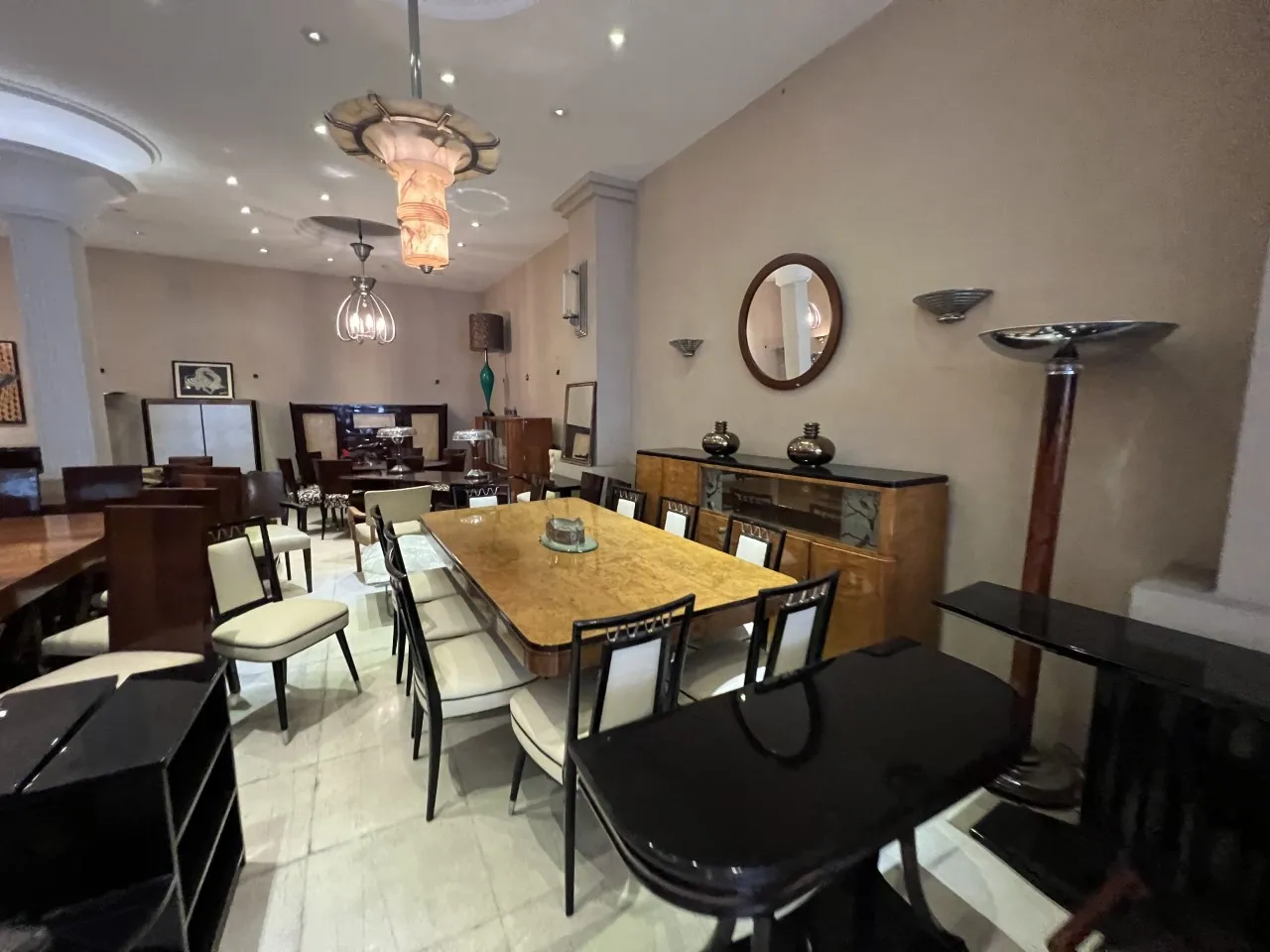 Deux lampadaires antiques dans un cadre élégant avec une table en bois et une décoration classique.