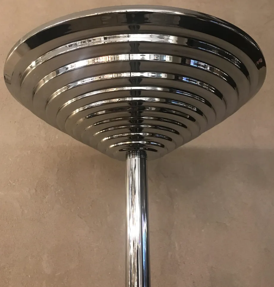 Vue supérieure de deux lampadaires anciens avec un design élégant. Fond neutre.