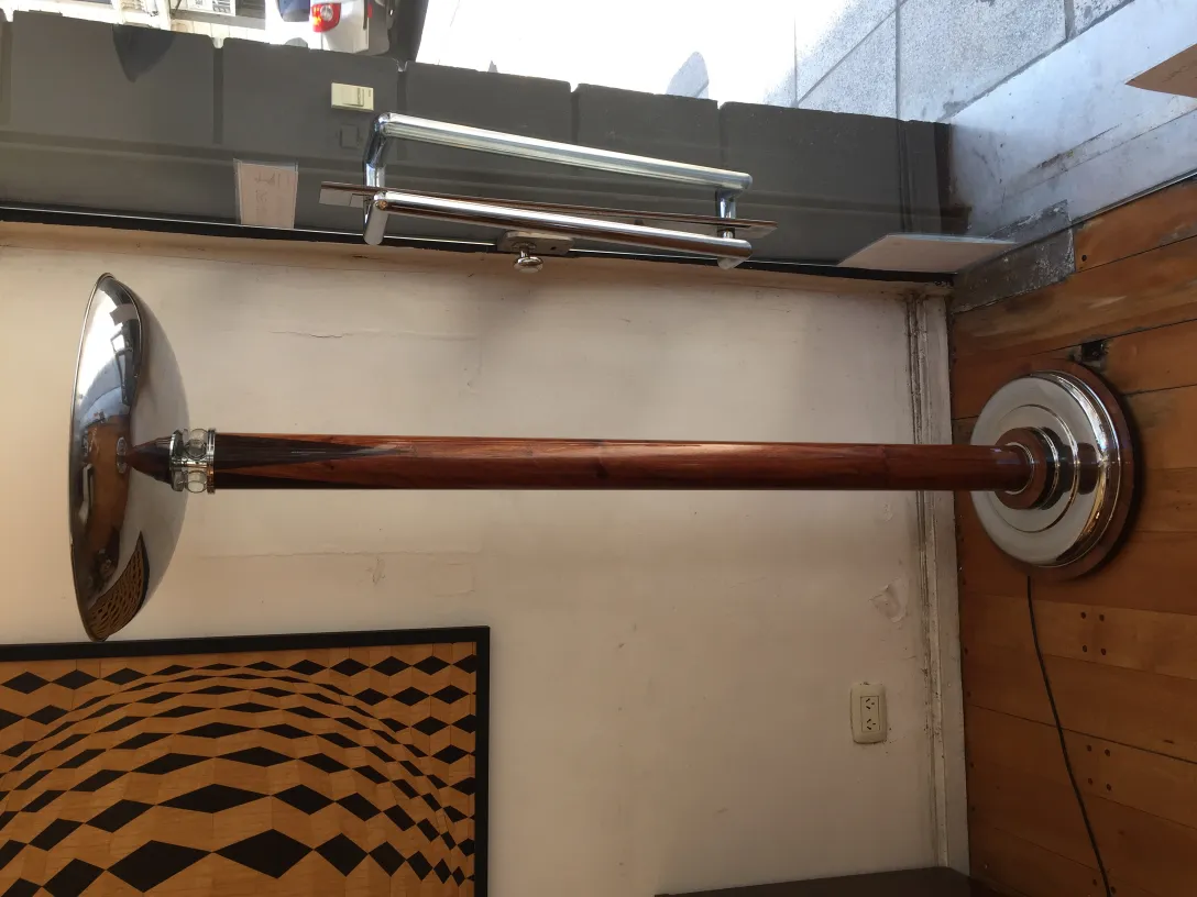 deux lampadaires anciens avec base élégante