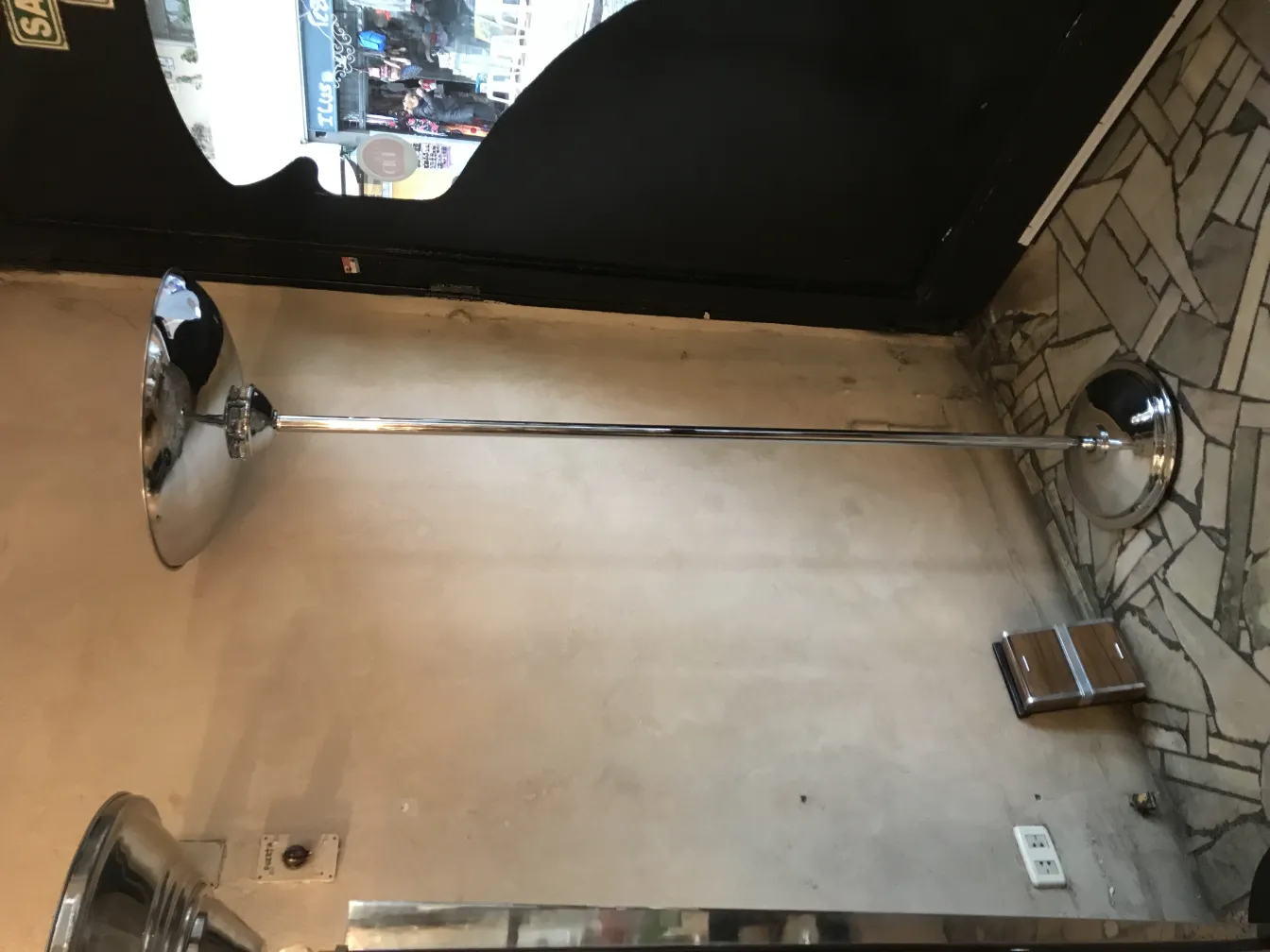 duas lâmpadas de piso antigas elegantes em um ambiente.