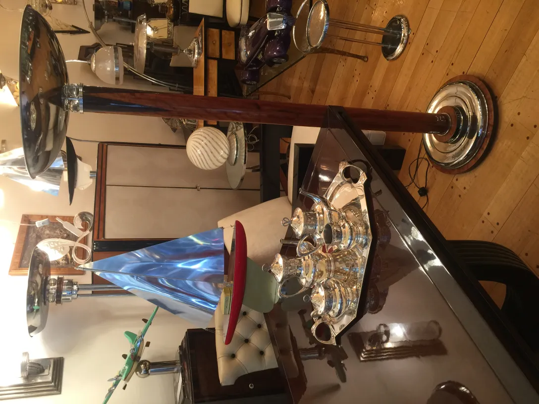 اثنان من المصابيح الأرضية القديمة بأسلوب أنيق في بيئة مزينة.