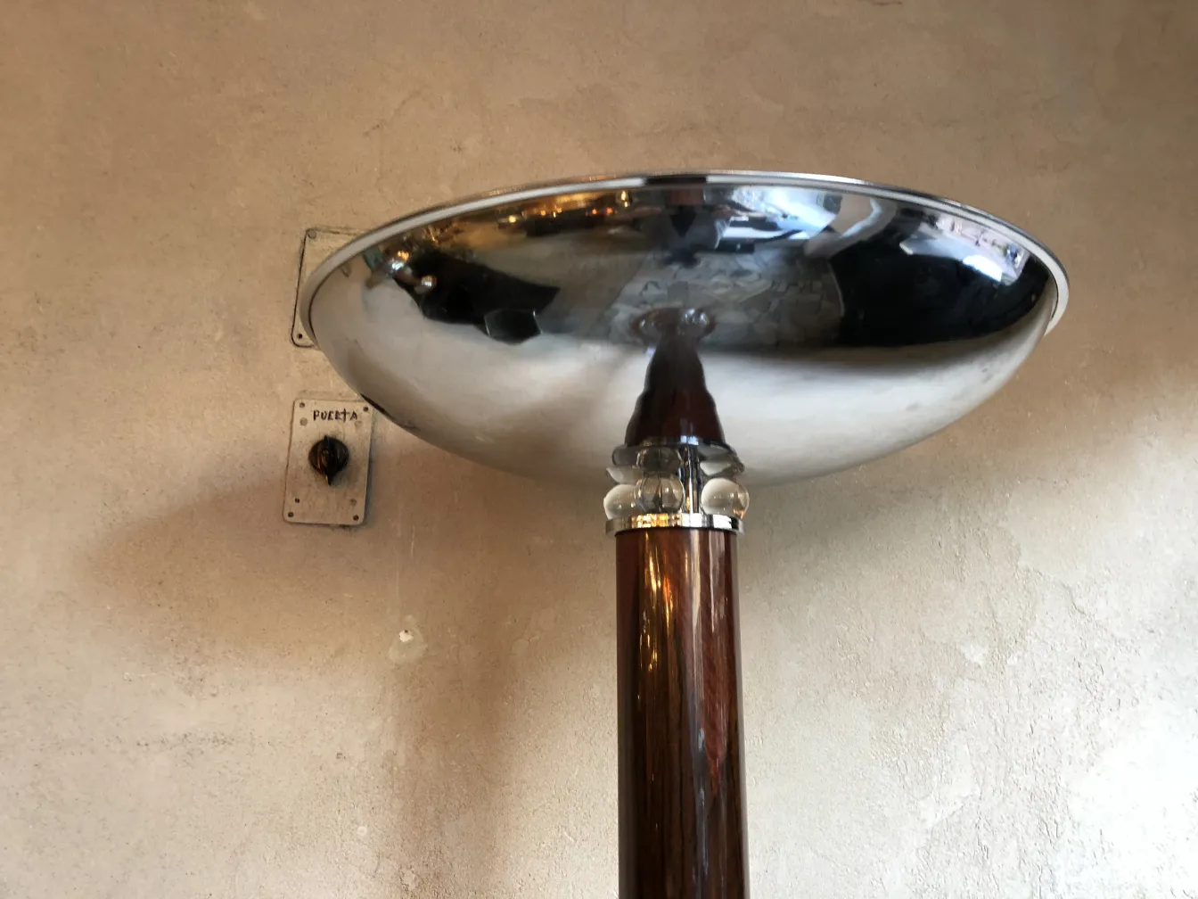 Due lampade da terra antiche con un design classico e un riflettore lucido.