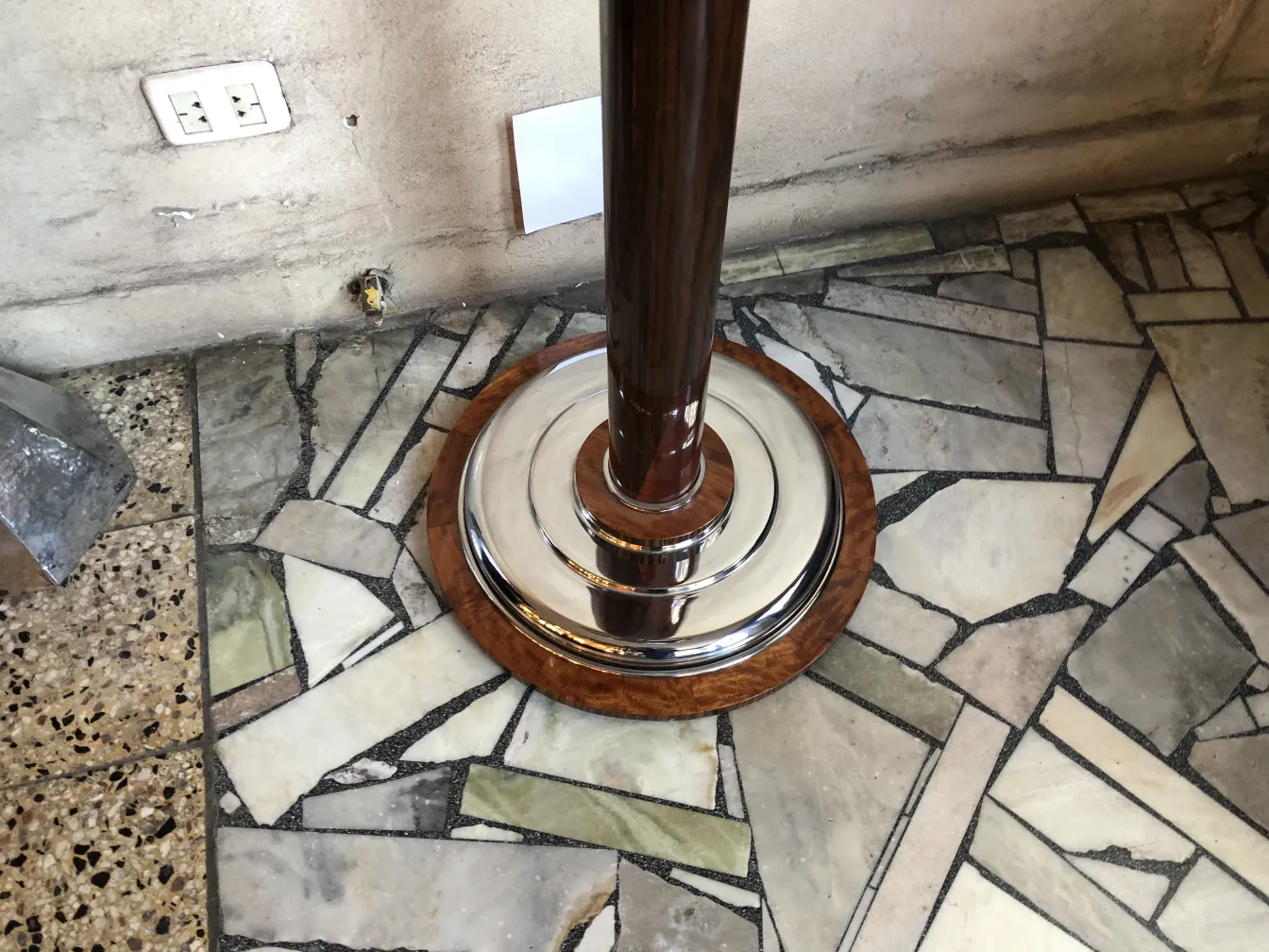 deux lampadaires anciens avec une base au design classique, dans un cadre chaleureux.