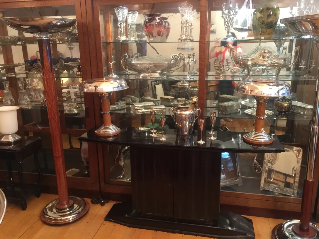 우아한 환경에서의 2개의 고풍스러운 플로어 램프