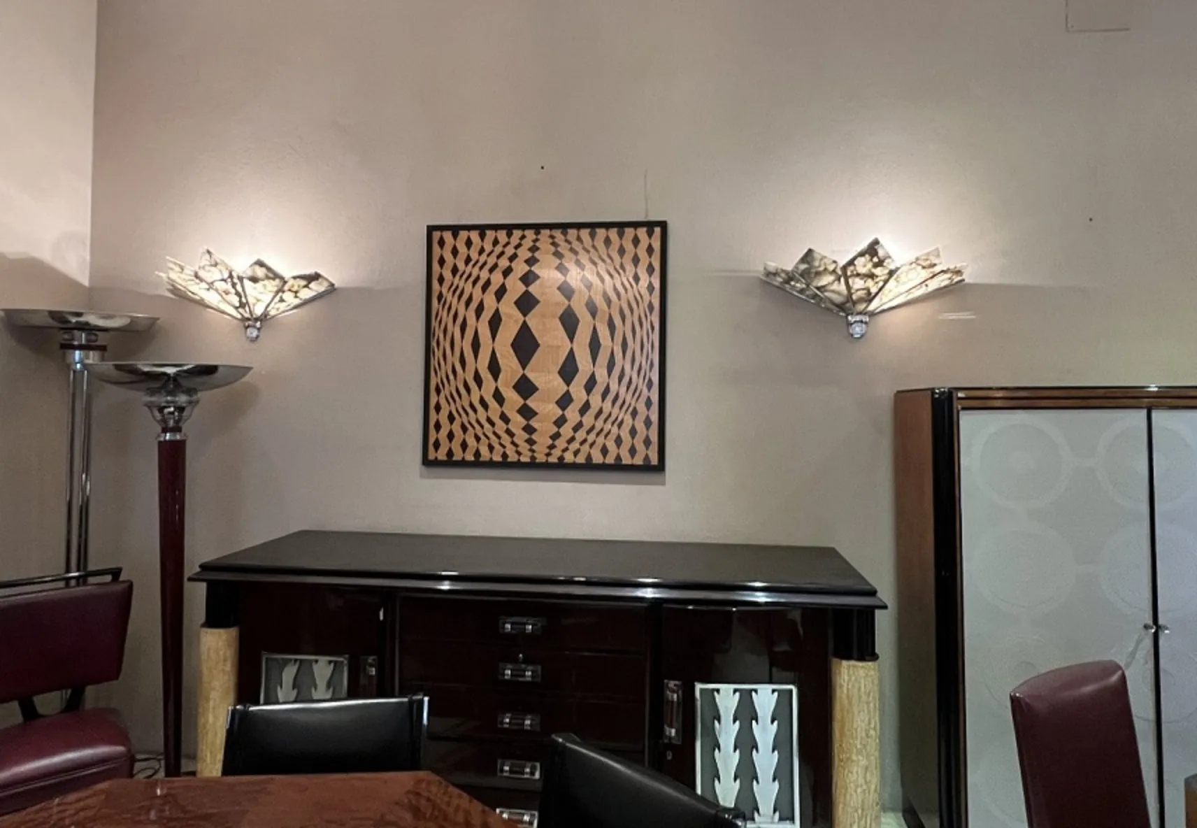 deux lampadaires anciens décoratifs dans un cadre moderne