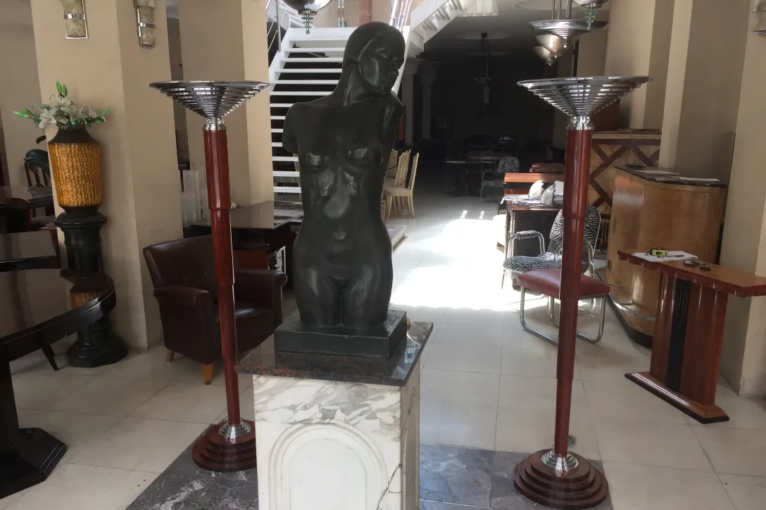 duas lâmpadas de piso antigas brancas com decoração elegante em uma sala de estar