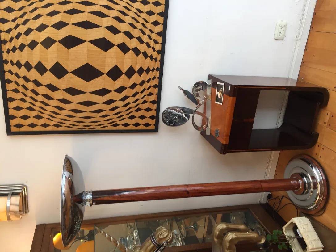 diseño clásico de lámparas de pie en un ambiente elegante