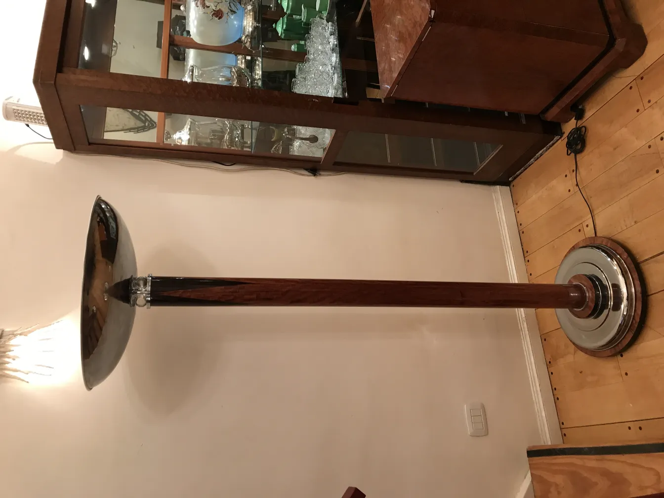 Conjunto de dos lámparas de pie antiguas en una habitación iluminada.