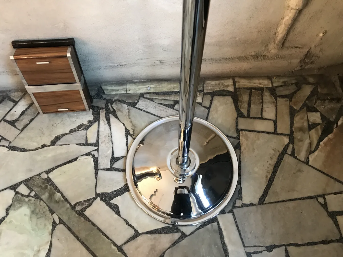 石の床にある2つの古いフロアランプ。