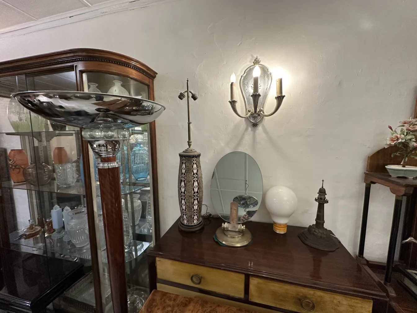 deux lampadaires décoratifs anciens dans un cadre chaleureux