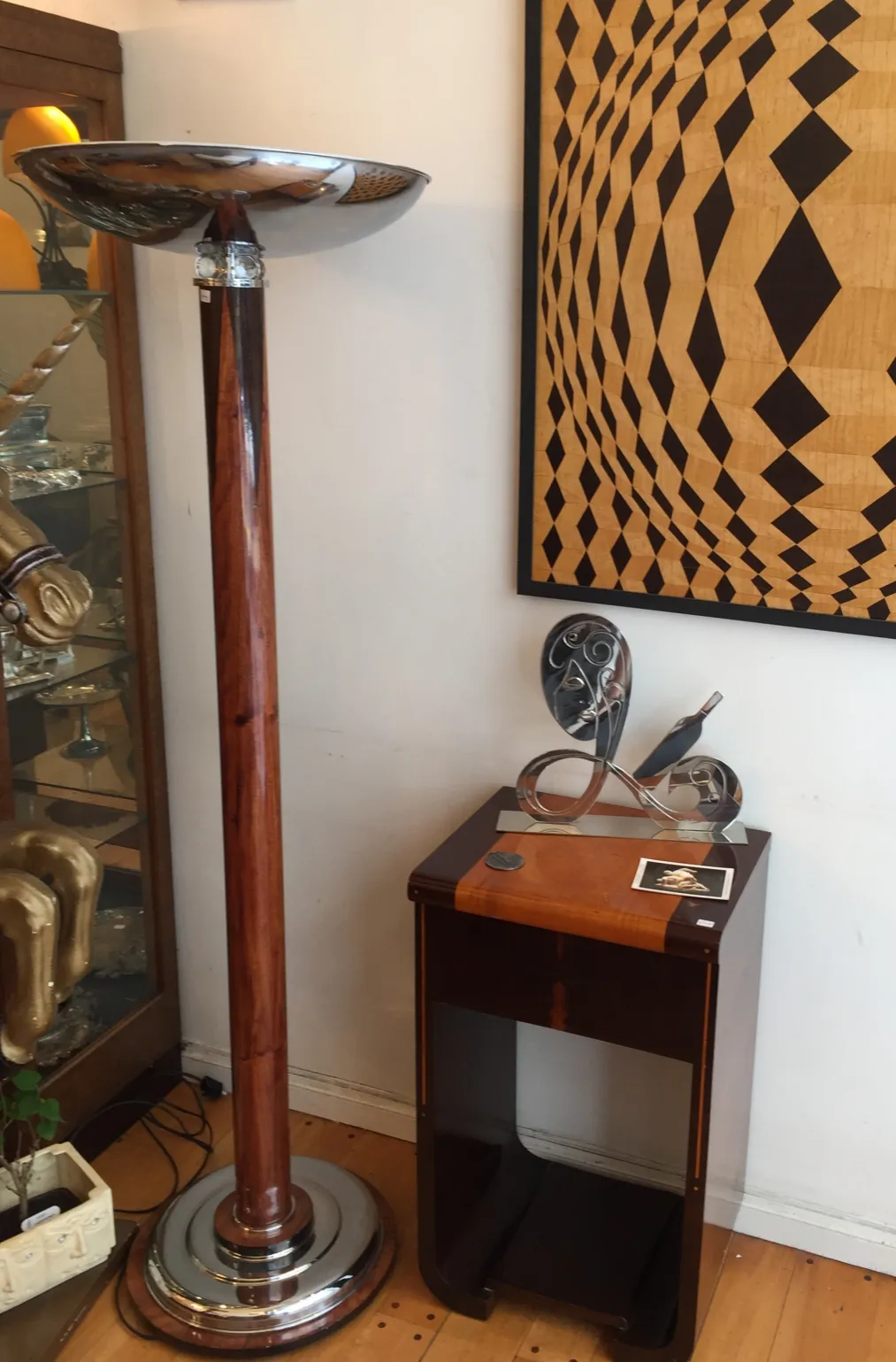 Set di 2 lampade da terra antiche eleganti in una stanza decorata