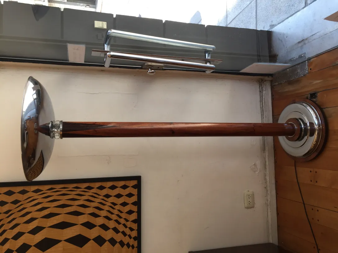 Ensemble de 2 lampadaires anciens avec base chromée et grand abat-jour