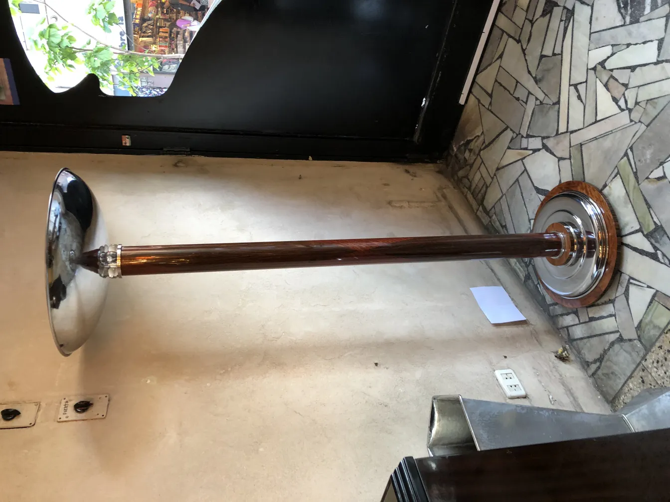 아늑한 환경에 고전적인 디자인의 오래된 플로어 램프 2개