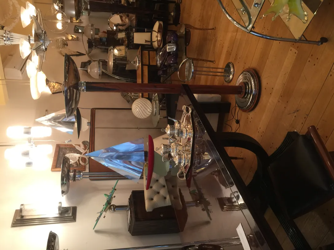 duas lâmpadas de piso antigas com design clássico em ambiente elegante