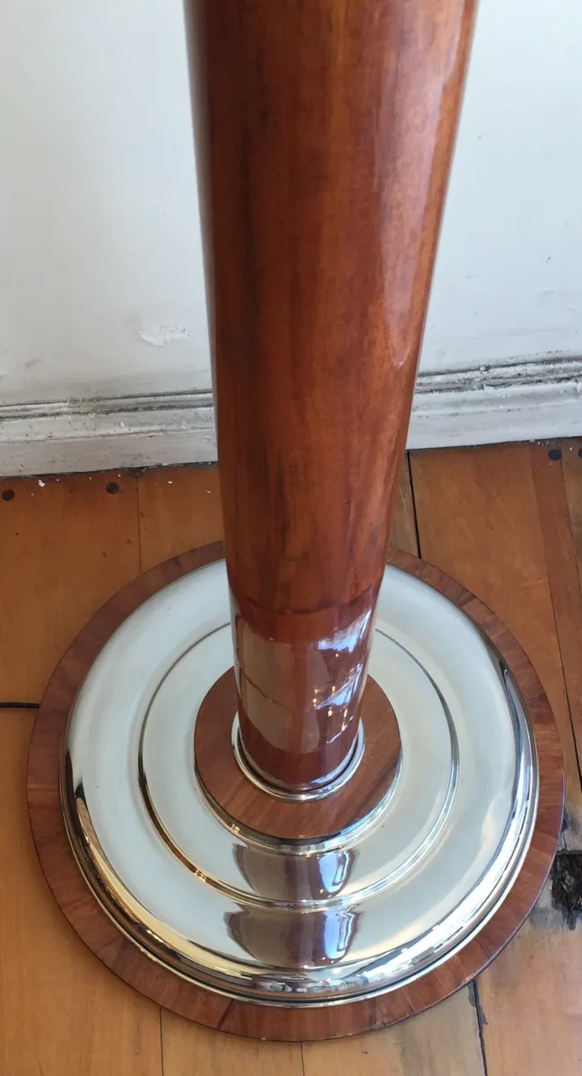 Duas lâmpadas de piso antigas com bases decorativas e elegantes.