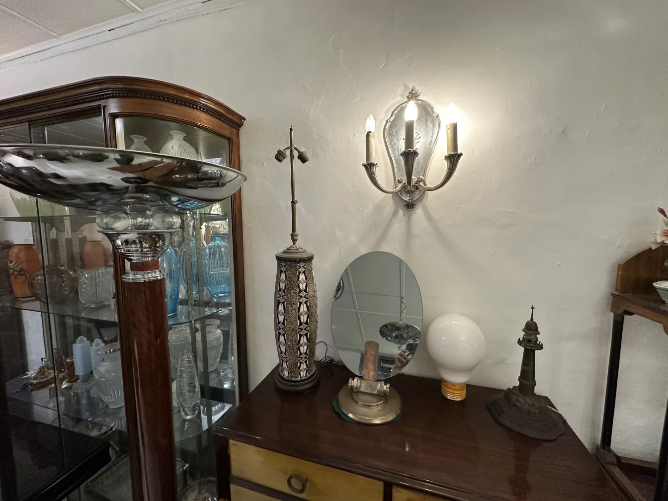deux lampadaires antiques dans un cadre accueillant avec des objets décoratifs