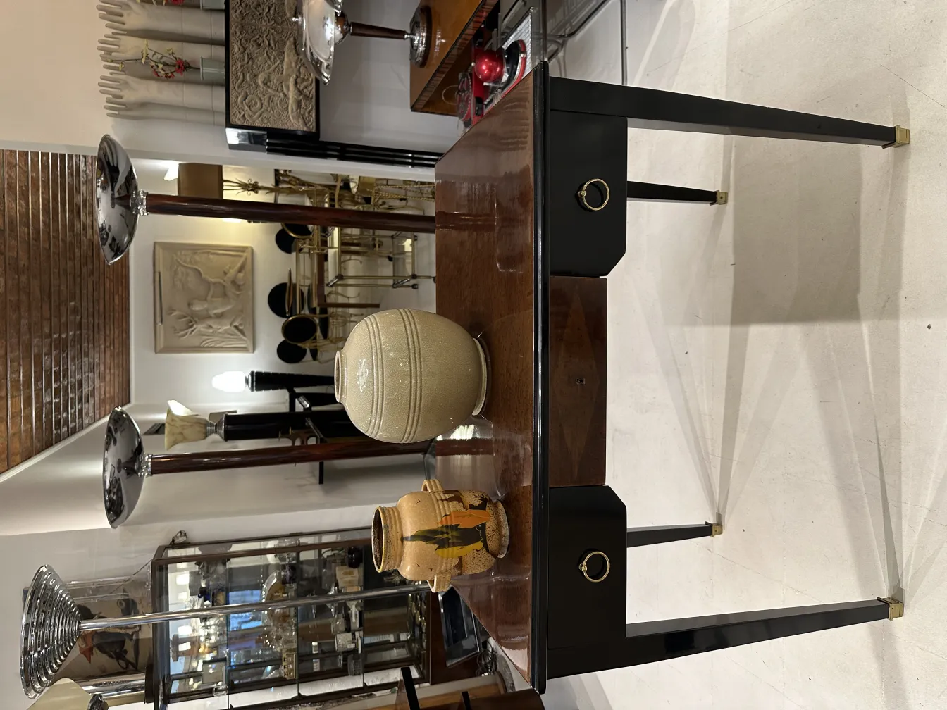 duas lâmpadas de piso antigas com design clássico e elegante em um ambiente aconchegante