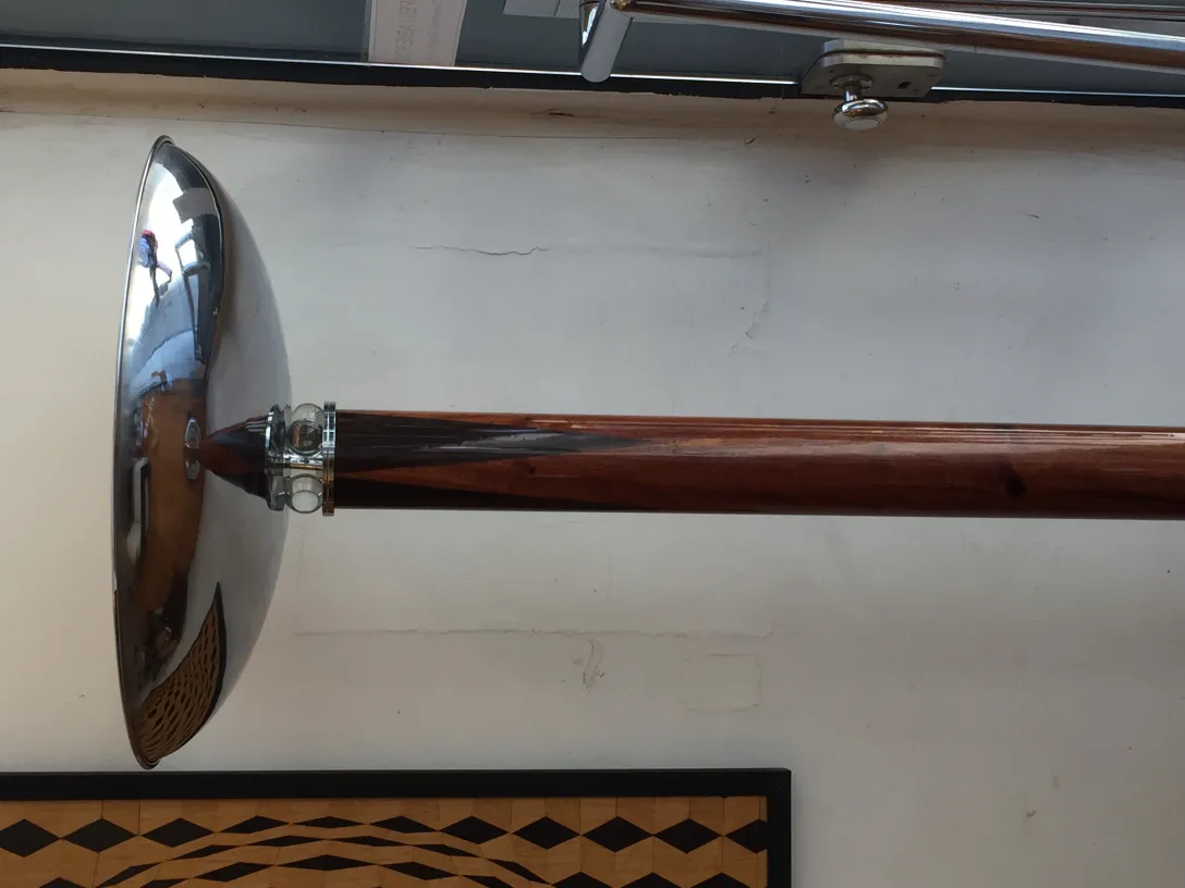 duas lâmpadas de piso antigas com design elegante e braço retrátil em um ambiente moderno.