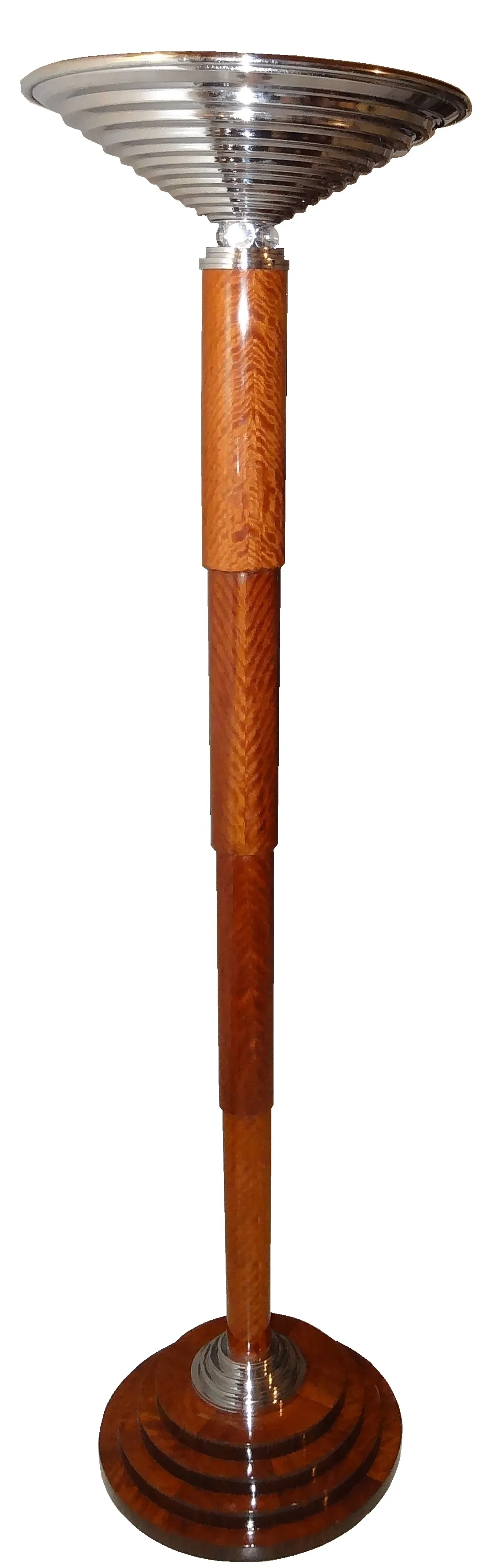 2 lampadaires anciens avec base stylisée dans un cadre accueillant