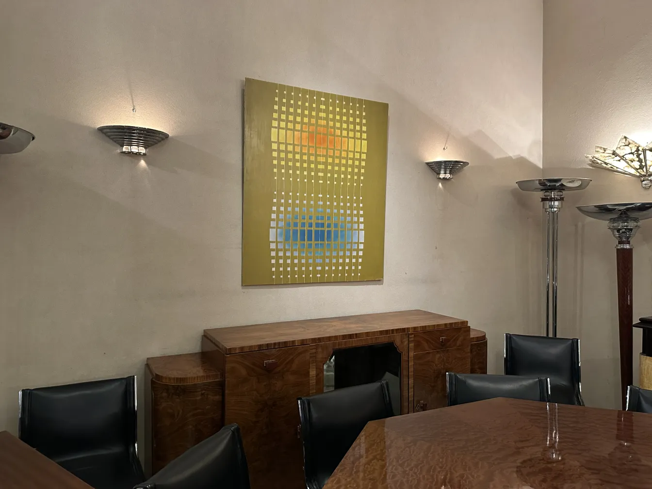 Dos lámparas de pie antiguas en una sala con mesa y sillas