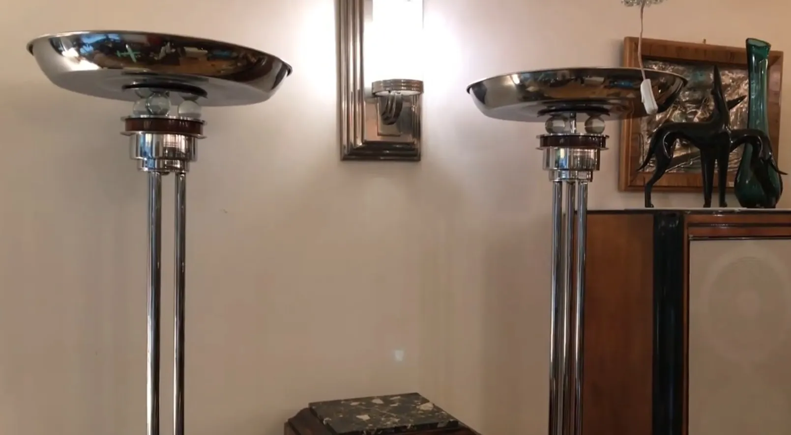 deux lampadaires anciens avec base métallique et abat-jour élégants