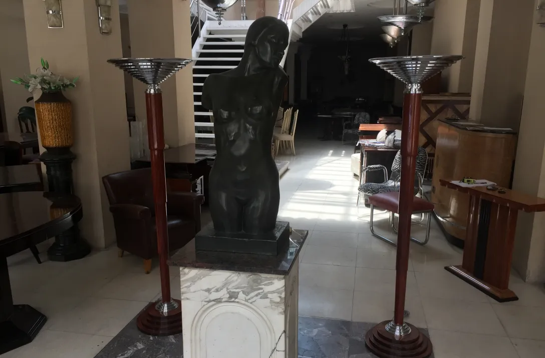 Ensemble de 2 lampadaires anciens avec une finition élégante, éclairant un espace confortable