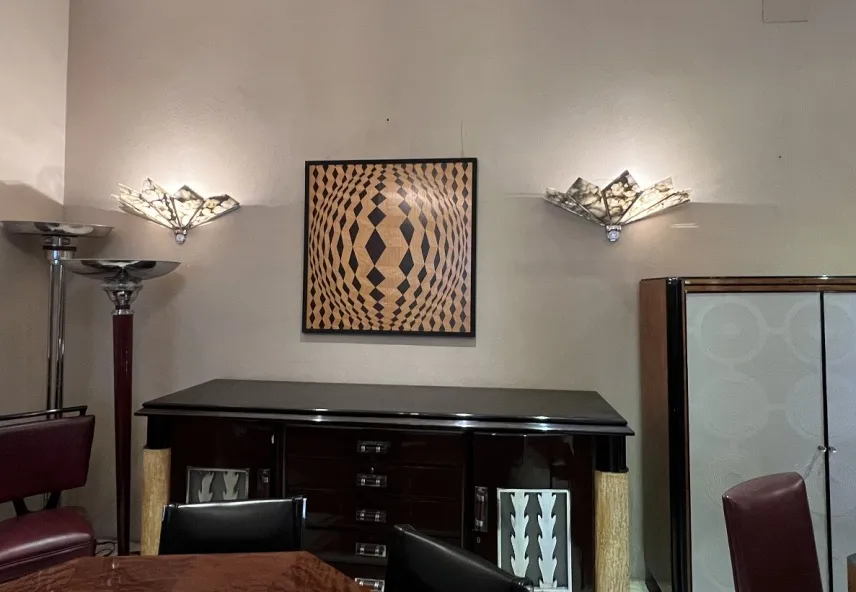 dos lámparas de pie antiguas con diseño moderno, fondo elegante