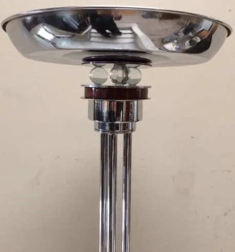 duas lâmpadas de piso antigas com design elegante e base decorativa, em um ambiente aconchegante.