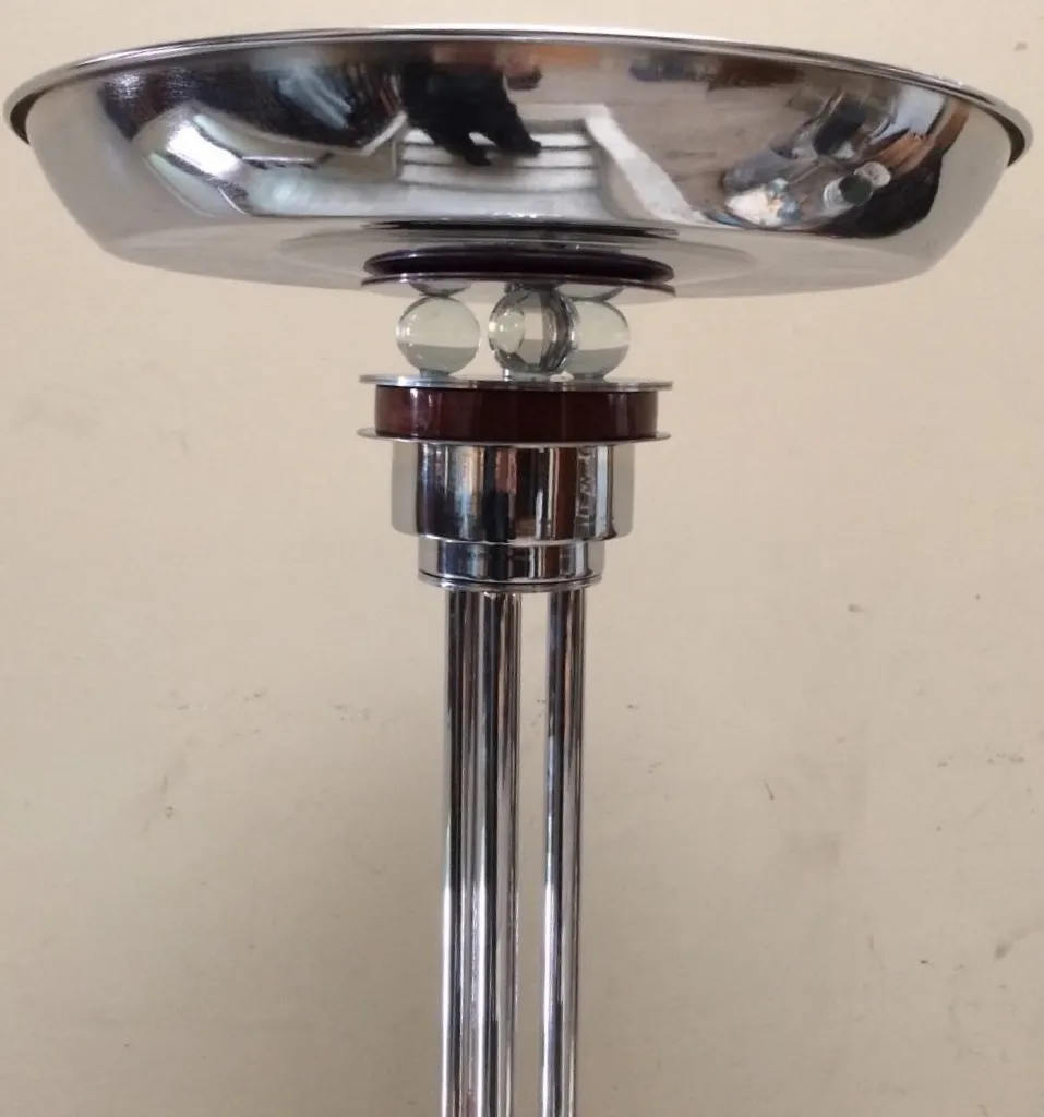 Ensemble de 2 lampadaires anciens mettant en avant leur éclat.